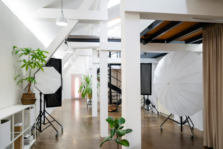 Helles Fotostudio mit professionellem Equipment, geeignet für Business- und Praxisfotografie zur Unterstützung von Webdesignprojekten in Köln.