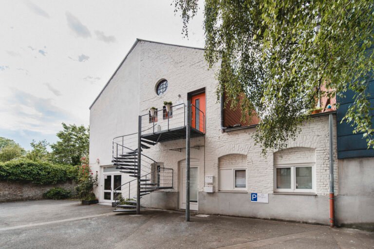 Maigut Media Studio: Ziegelgebäude "Alte Drahtseil-Fabrik" mit Spiraltreppe und Altbau-Fassade in Köln Ehrenfeld.